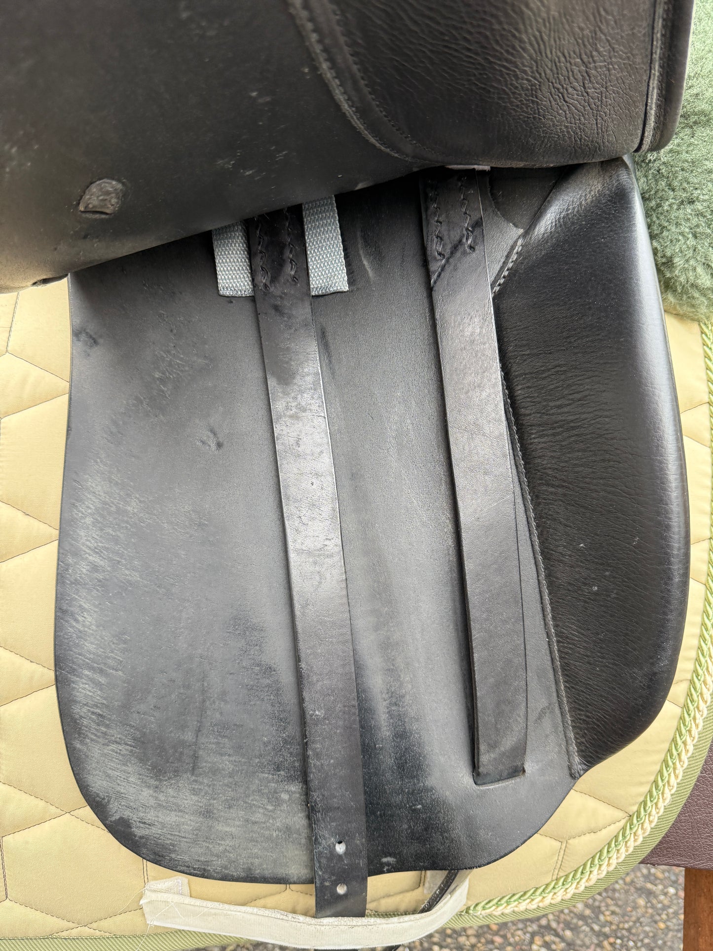 #229 Röösli Classic Pilatus Dressursattel 17,5 Zoll schwarz aus 2023