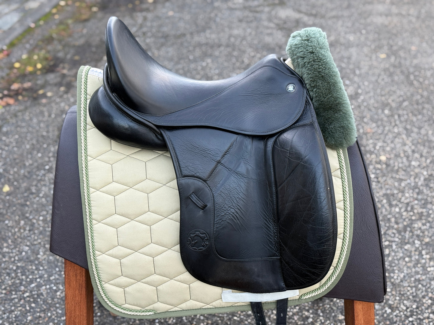 #225 Hennig Dressursattel Monoblatt 17,5 Zoll Klettpauschen