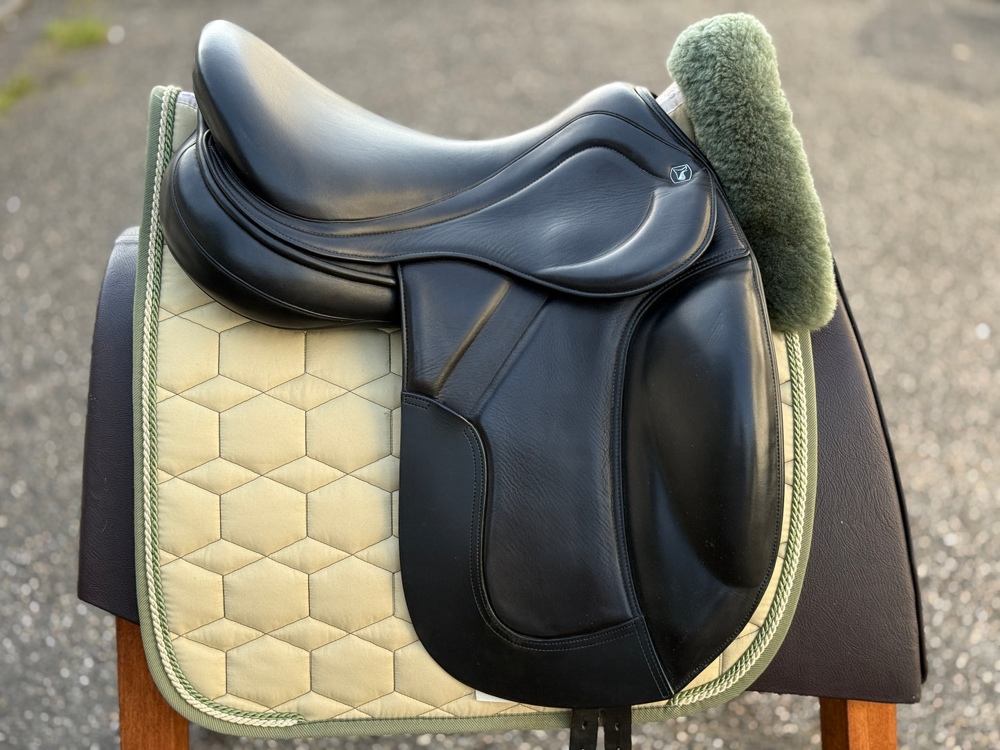 #K145 3S Bentley Dressursattel 17,5 Zoll mit Stabilizerkissen