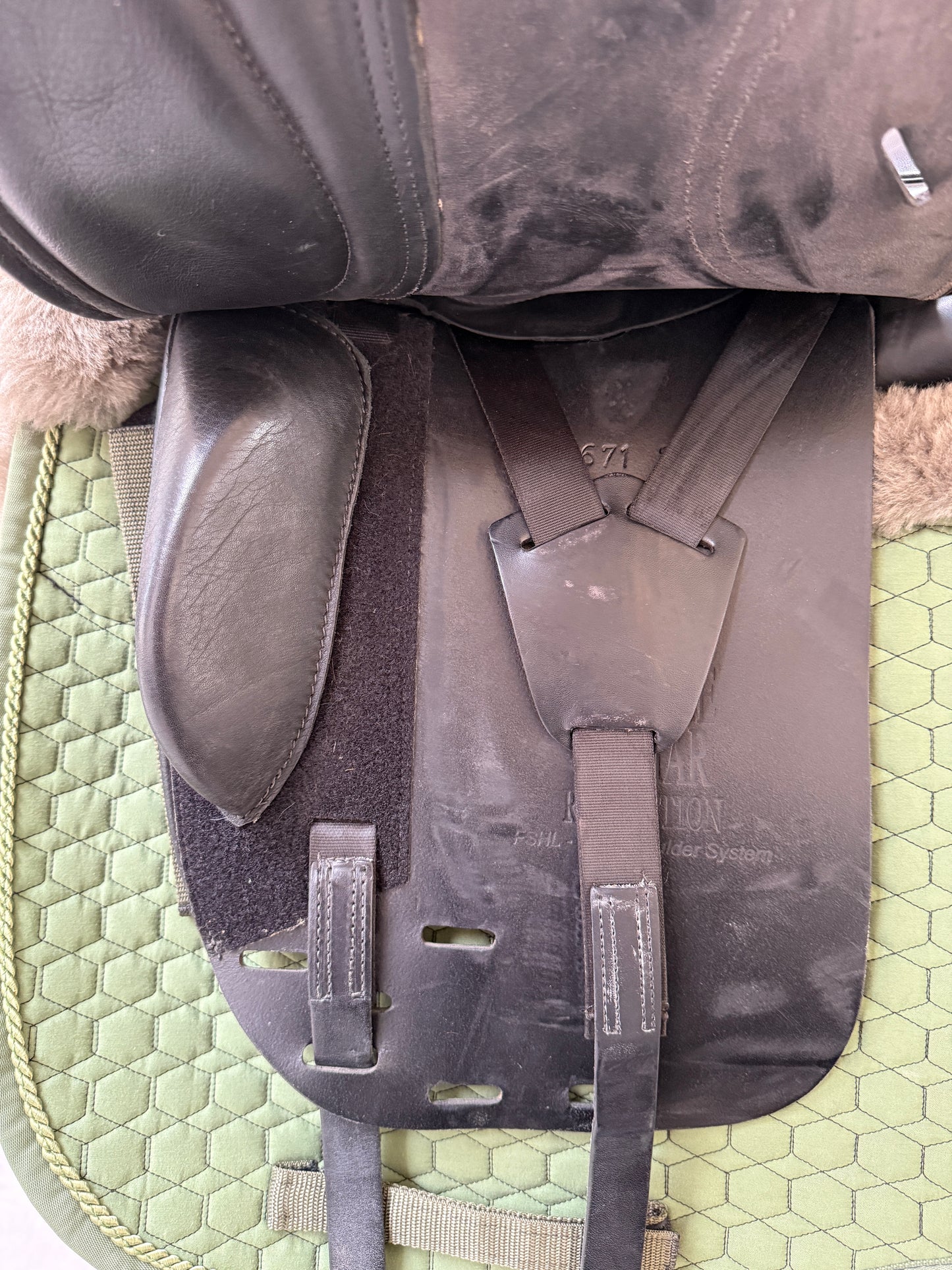 Horse Star Revolution Dressursattel 17,5 Zoll aus 2022