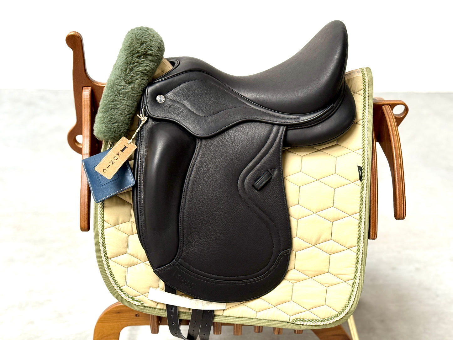 Silla de doma Ikonic Light híbrida monohoja