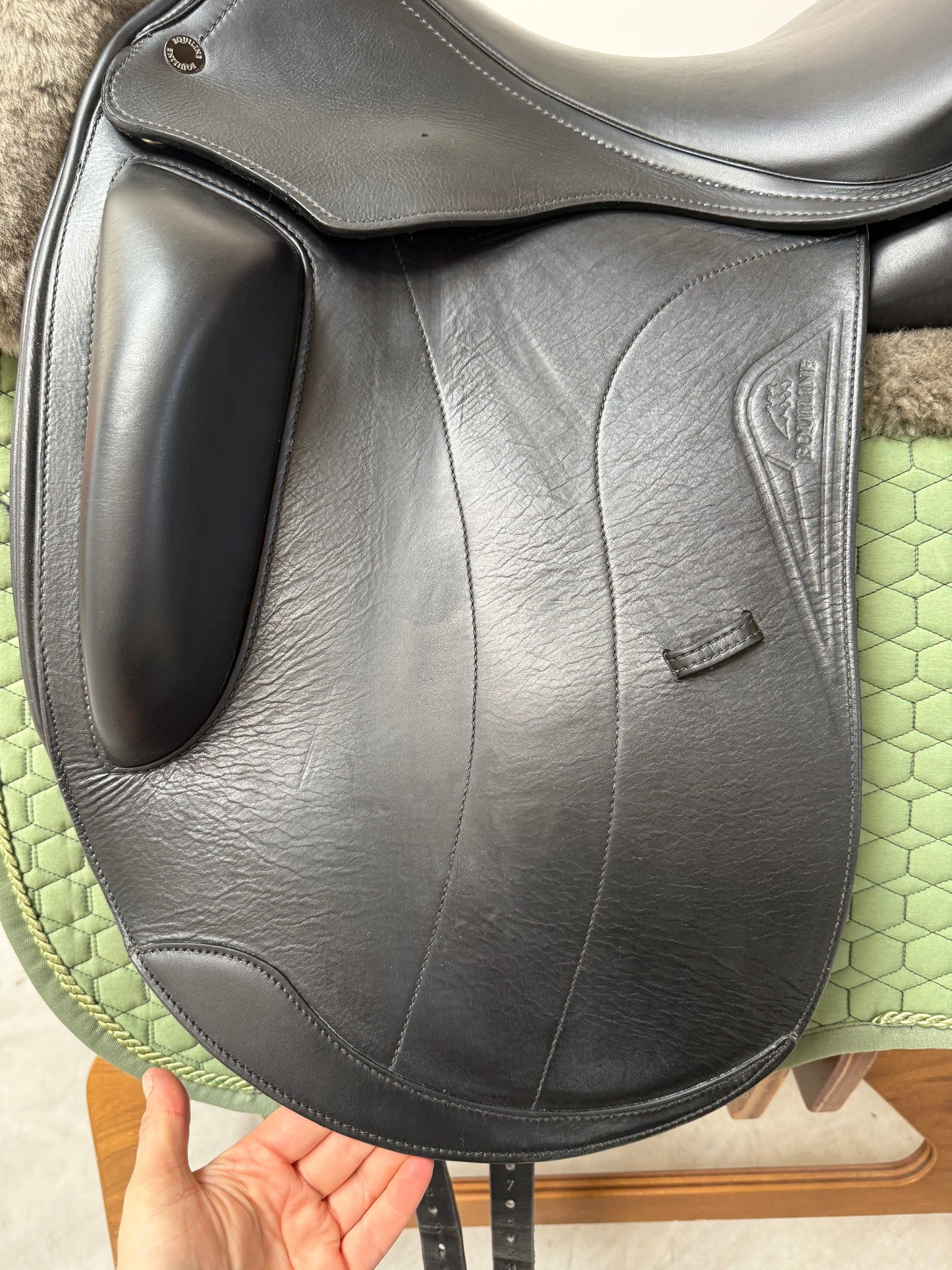 Equiline E9 Dressursattel 17 Zoll Monoblatt - extrem kurz & viel Widerristfreiheit