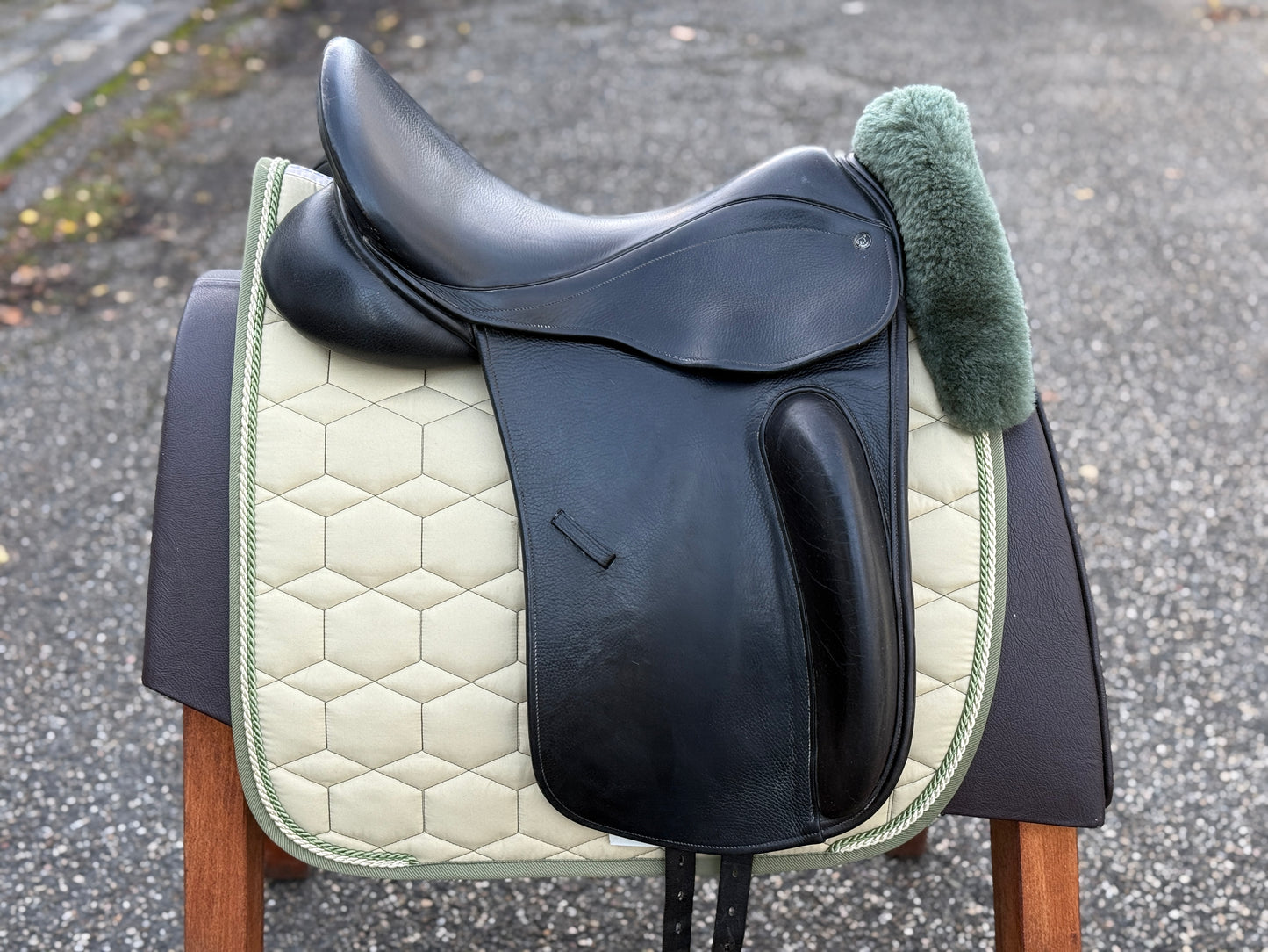 #224 County Perfection Dressursattel 17 Zoll MW