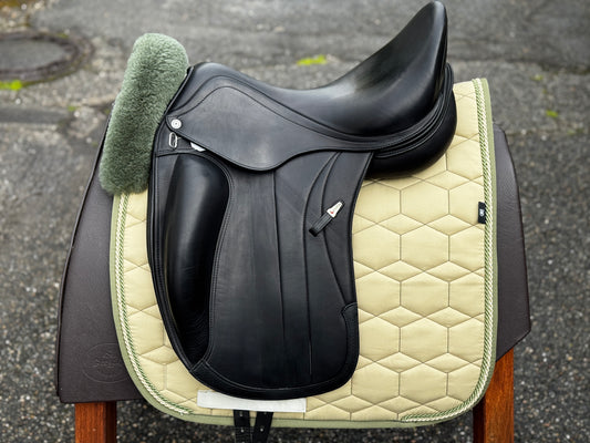#K130 Selleria Equipe Viktoria Carbon Dressage Saddle 17 inch
