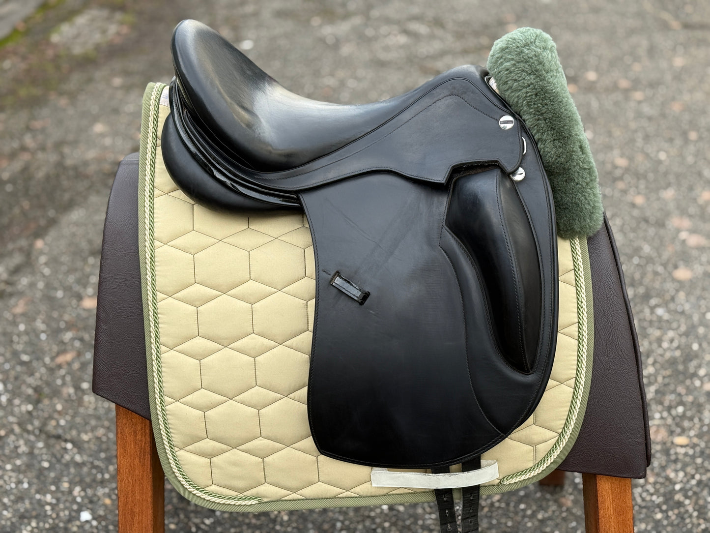 #254 Erreplus Elena Dressursattel 18 Zoll mit Lack