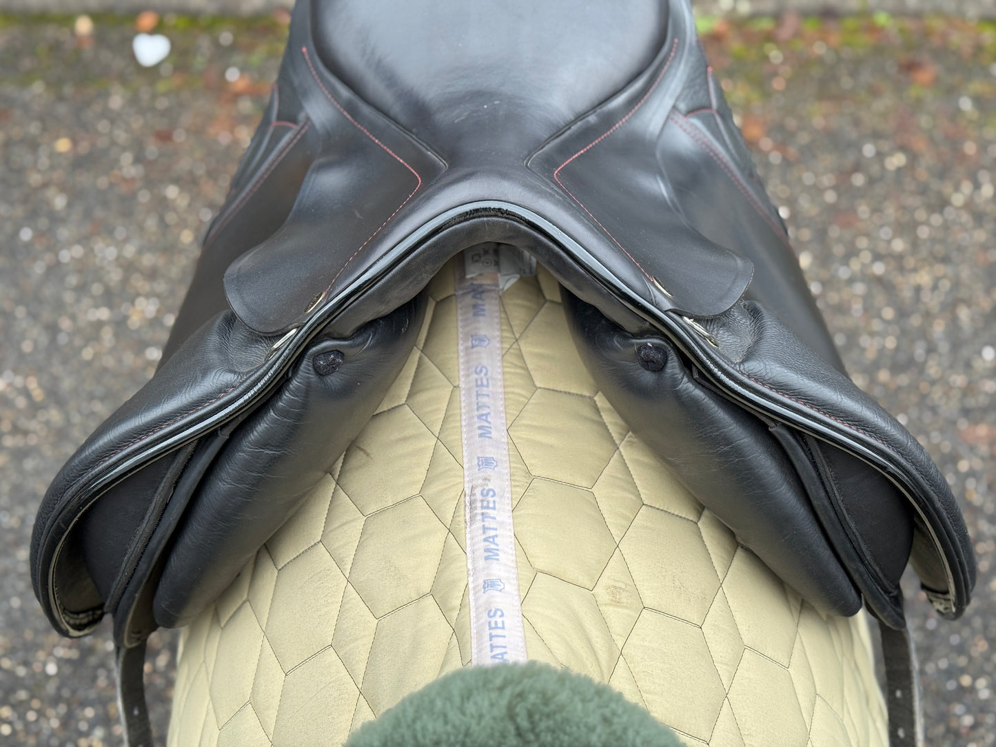 #244 Velicea Onyx Dressursattel 17,5 Zoll breite Kammer