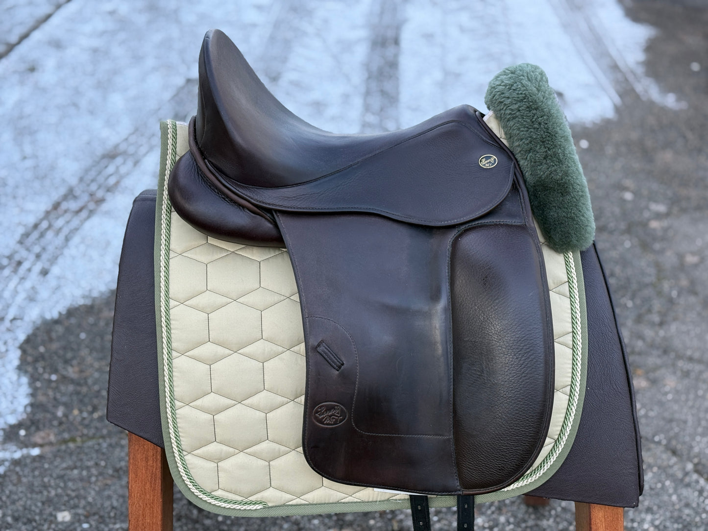 #K184 Hennig MFT Monoblatt Dressursattel 17,5 Zoll aus 2022 braun