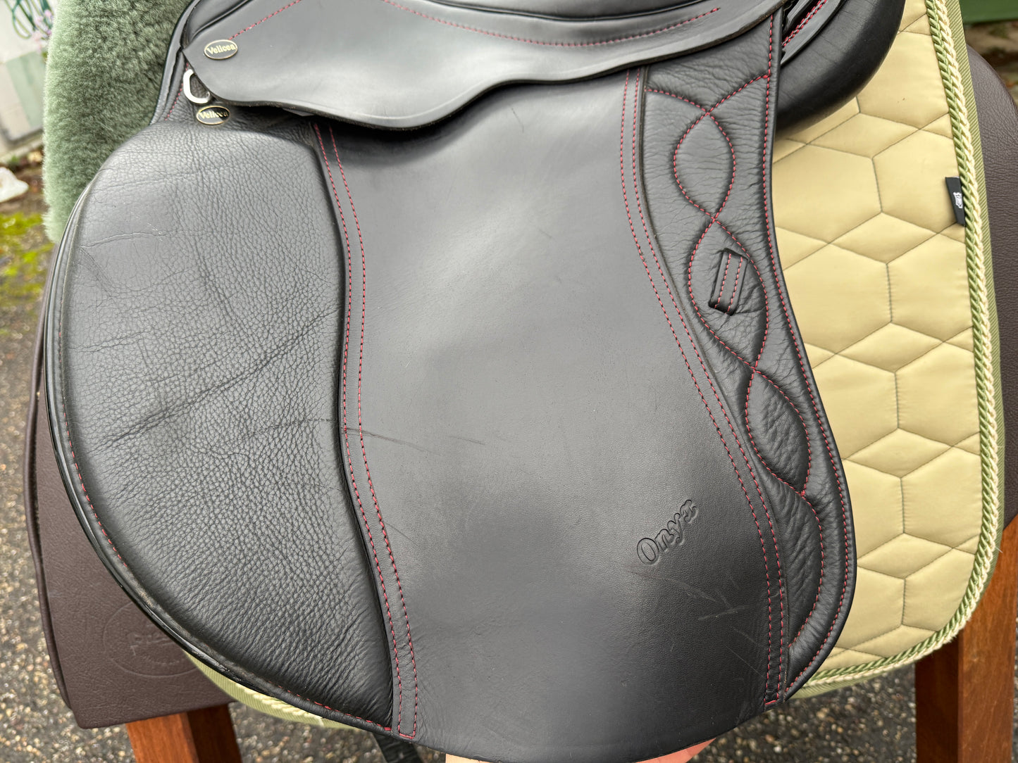 #244 Velicea Onyx Dressursattel 17,5 Zoll breite Kammer