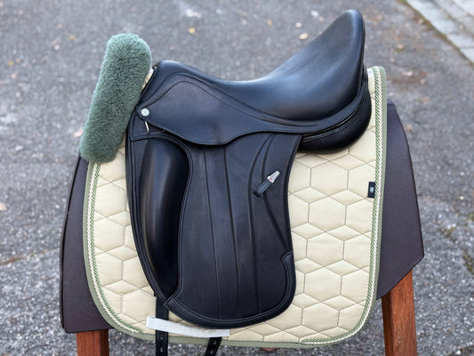 #231 Selleria Equipe Viktoria Carbon Dressursattel 17,5 Zoll +2 M aus 2023