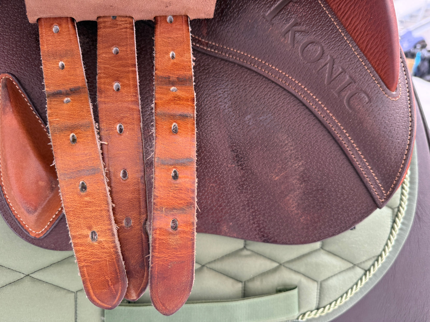 Ikonic Springsattel Pro Evolution hellbraun 17 Zoll