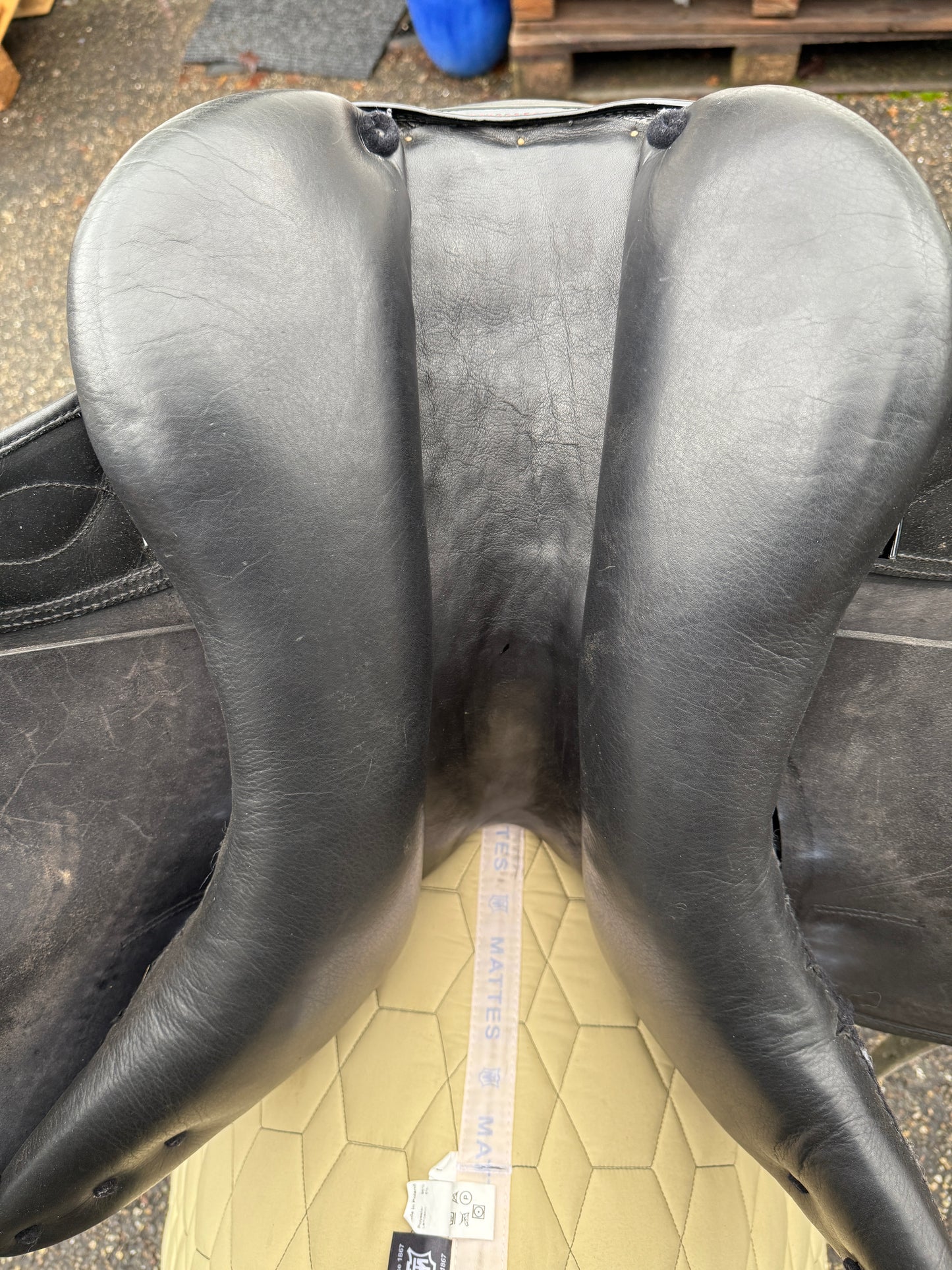 #244 Velicea Onyx Dressursattel 17,5 Zoll breite Kammer