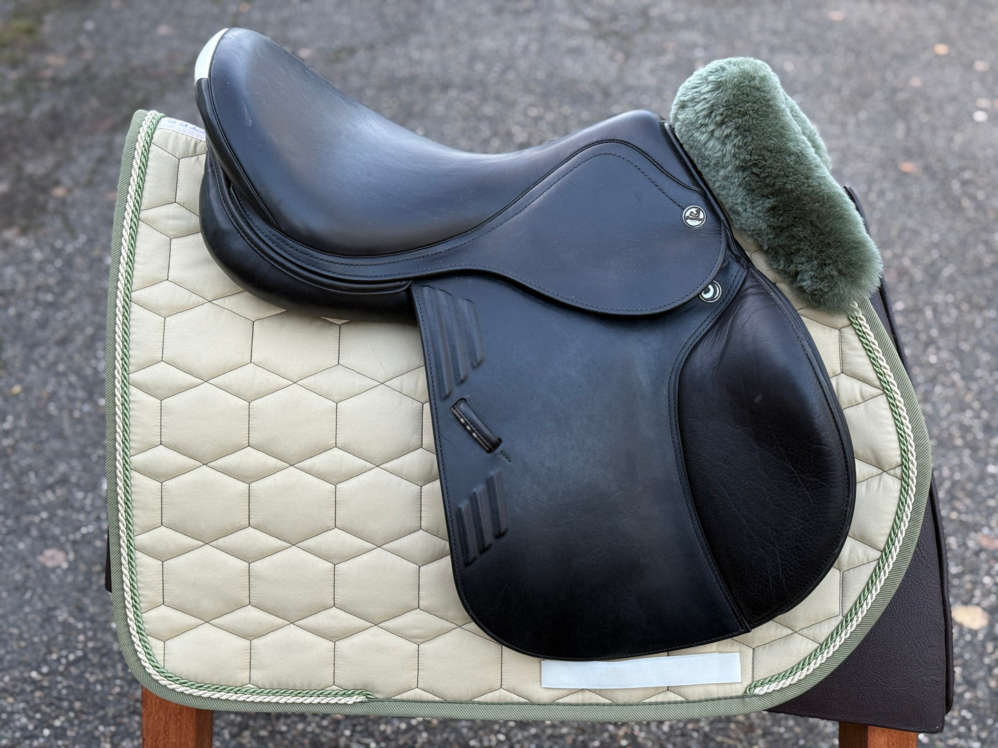 #233 Prestige Synchrony CPS Springsattel 17 Zoll 32 +A