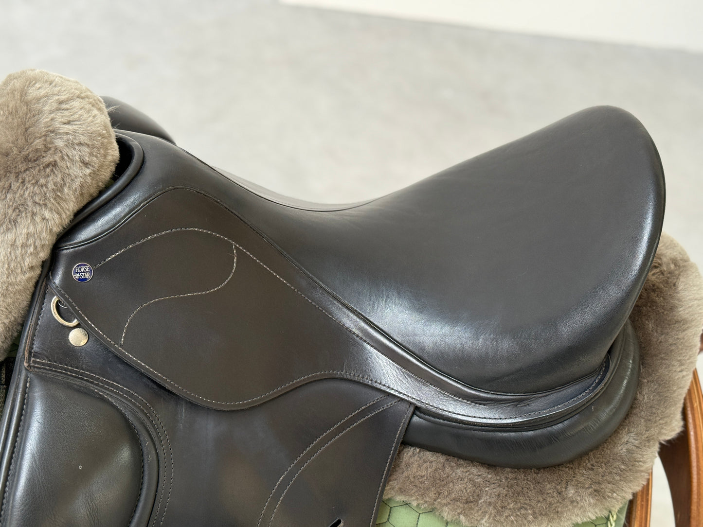 Horse Star Revolution Dressursattel 17,5 Zoll aus 2022