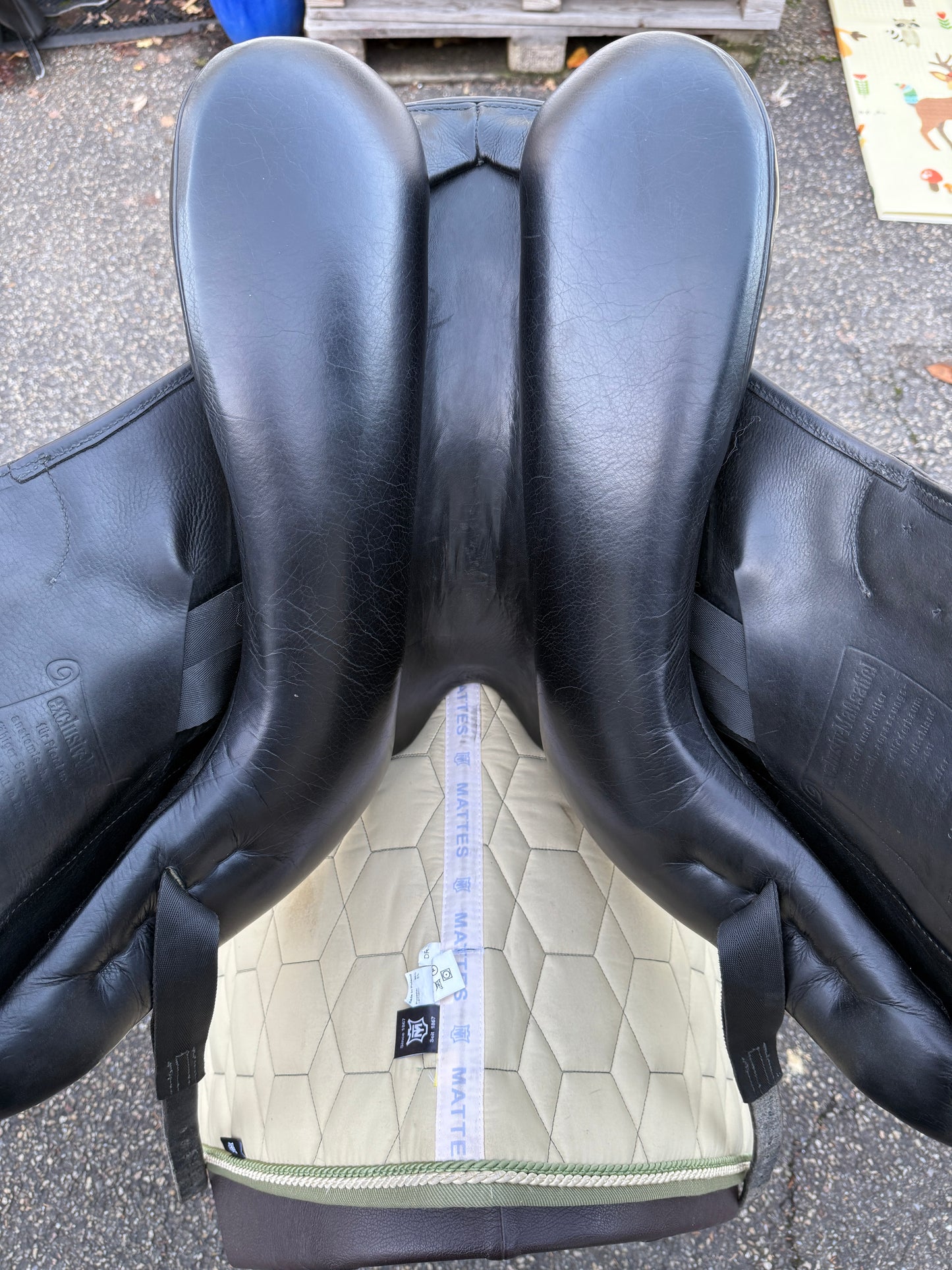 #225 Hennig Dressursattel Monoblatt 17,5 Zoll Klettpauschen