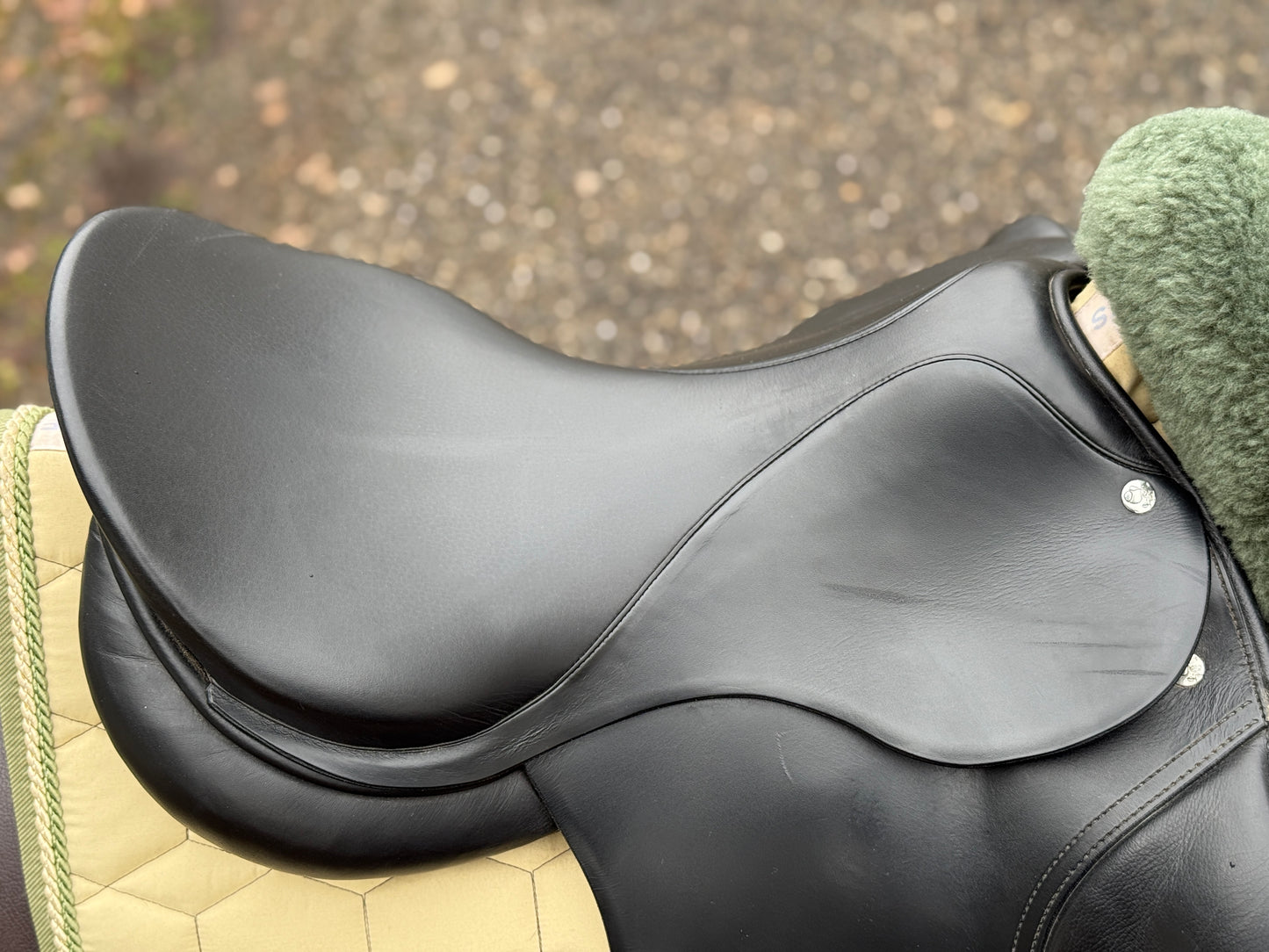 #229 Röösli Classic Pilatus Dressursattel 17,5 Zoll schwarz aus 2023