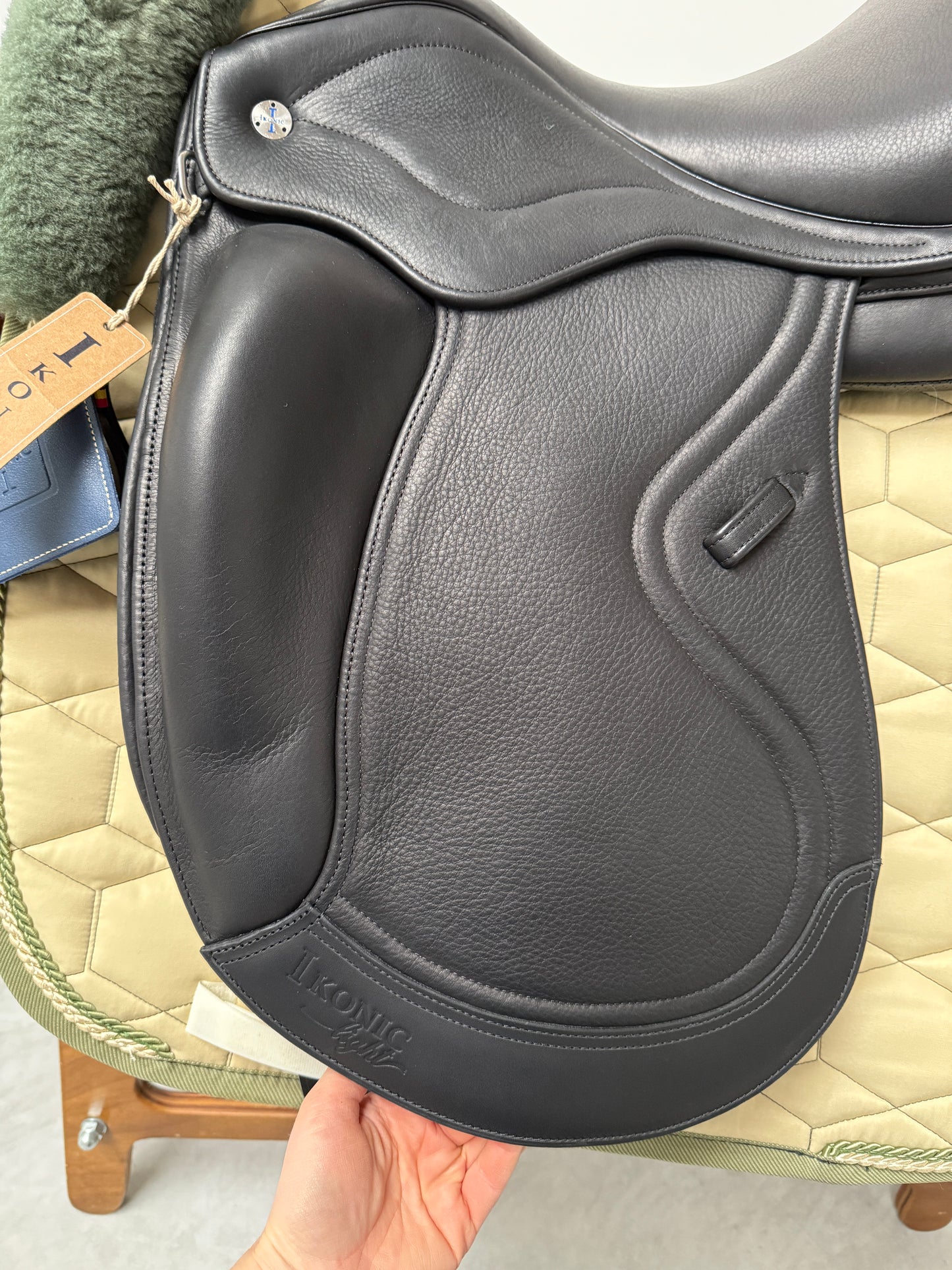 Silla de doma Ikonic Light híbrida monohoja