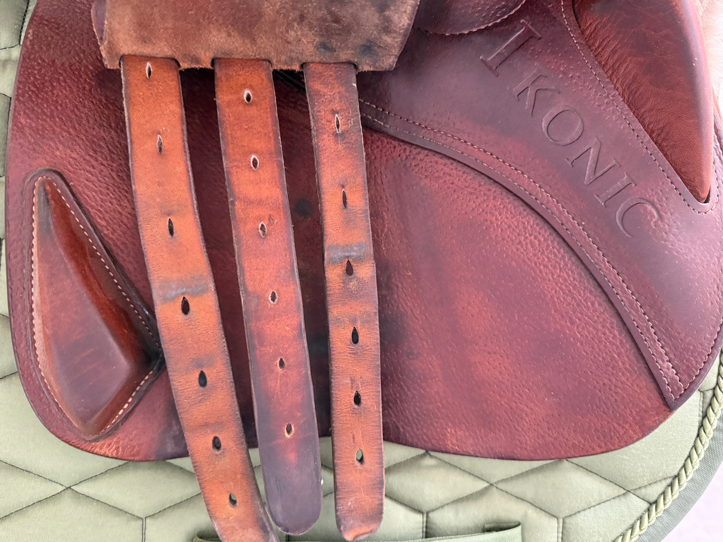 Ikonic Springsattel Pro Evolution hellbraun 17,5 Zoll