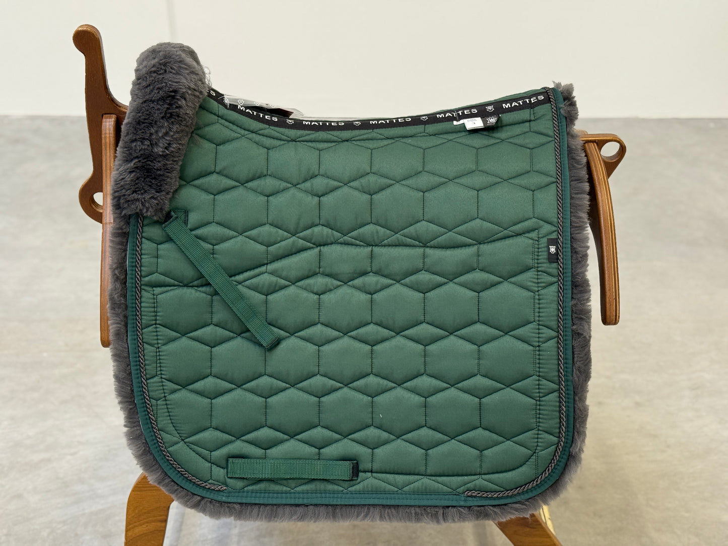 Mattes Fellwechsel Lammfell-Schabracke Dressur - gegen Haarbruch