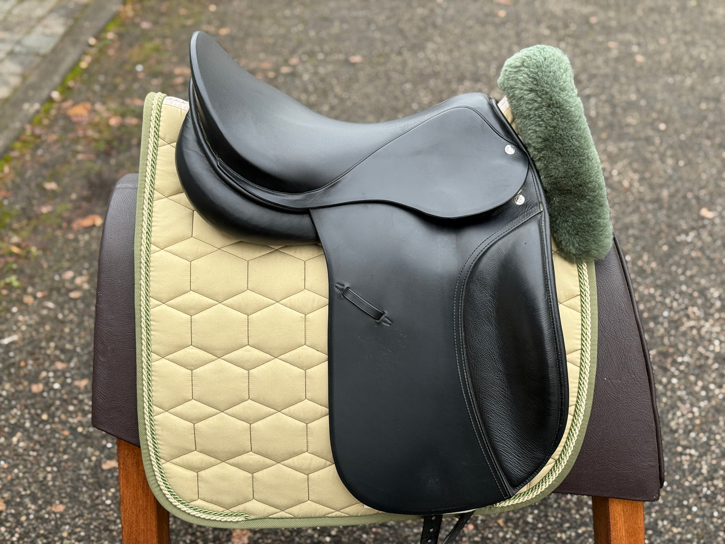 #229 Röösli Classic Pilatus Dressursattel 17,5 Zoll schwarz aus 2023