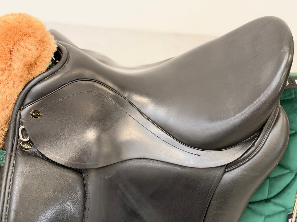 Velicea Onyx Dressursattel 17,5 Zoll mit Doma Vaquero Kissen
