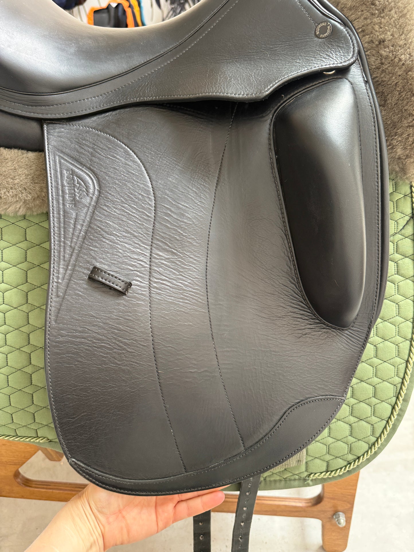 Equiline E9 Dressursattel 17 Zoll Monoblatt - extrem kurz & viel Widerristfreiheit