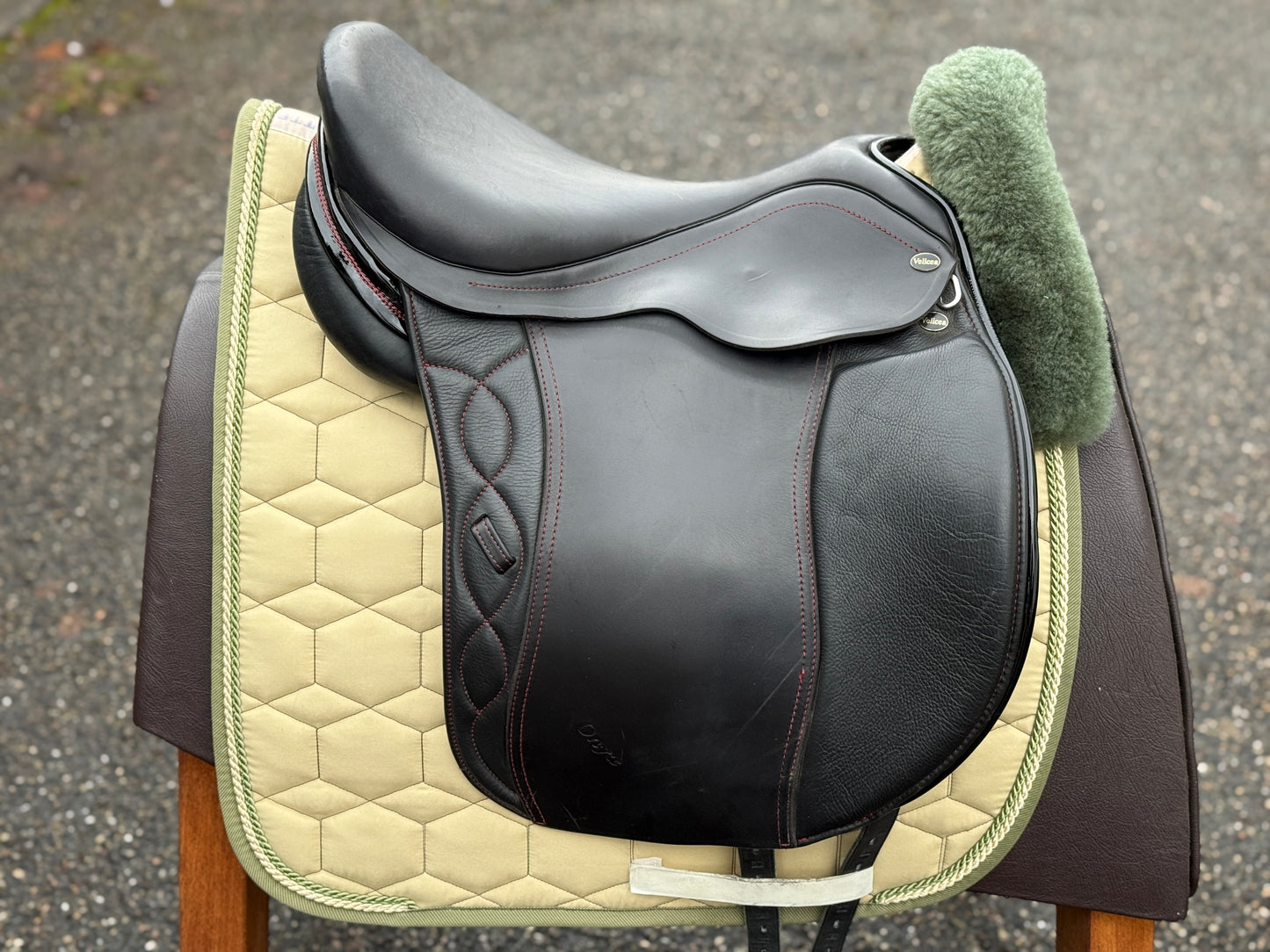 #244 Velicea Onyx Dressursattel 17,5 Zoll breite Kammer