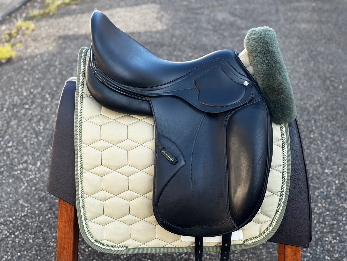 #143 Amerigo Classic Dressage Pinerolo Dressursattel 17,5 Zoll M LHI SW aus 2021