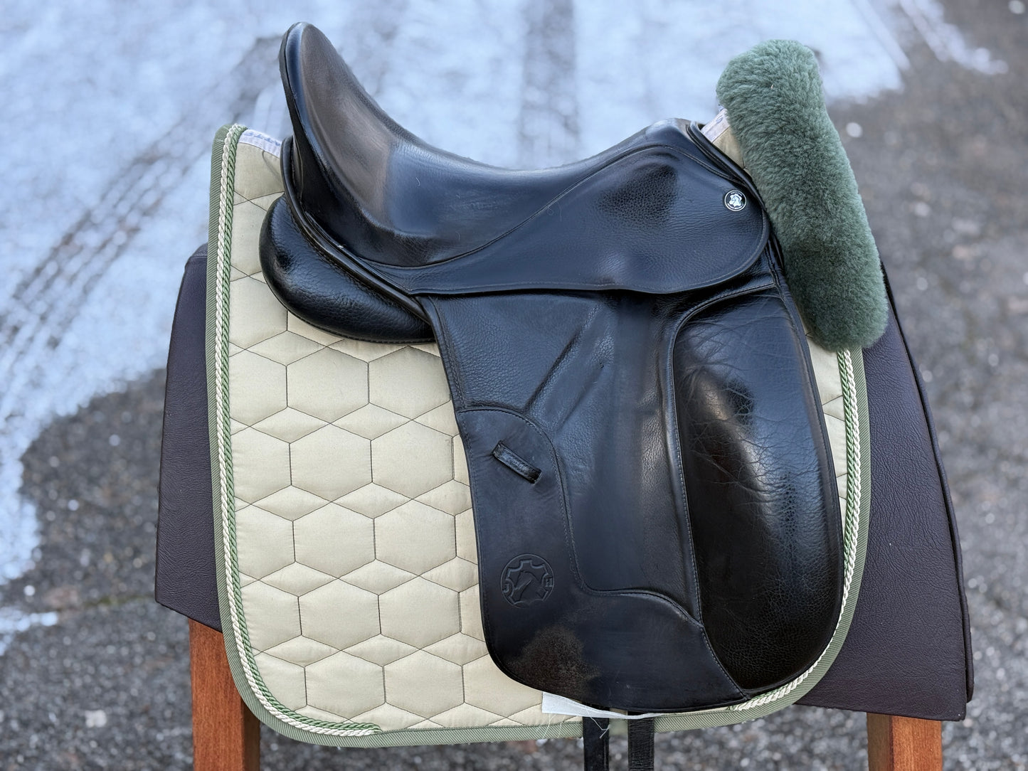 #252 Hennig Dressursattel 17 Zoll Doppelblatt