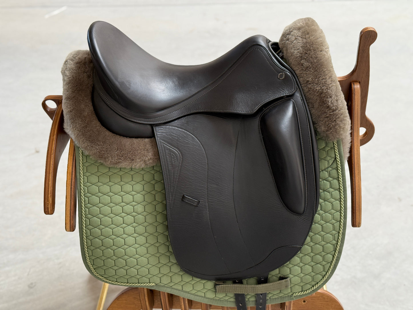 Equiline E9 Dressursattel 17 Zoll Monoblatt - extrem kurz & viel Widerristfreiheit