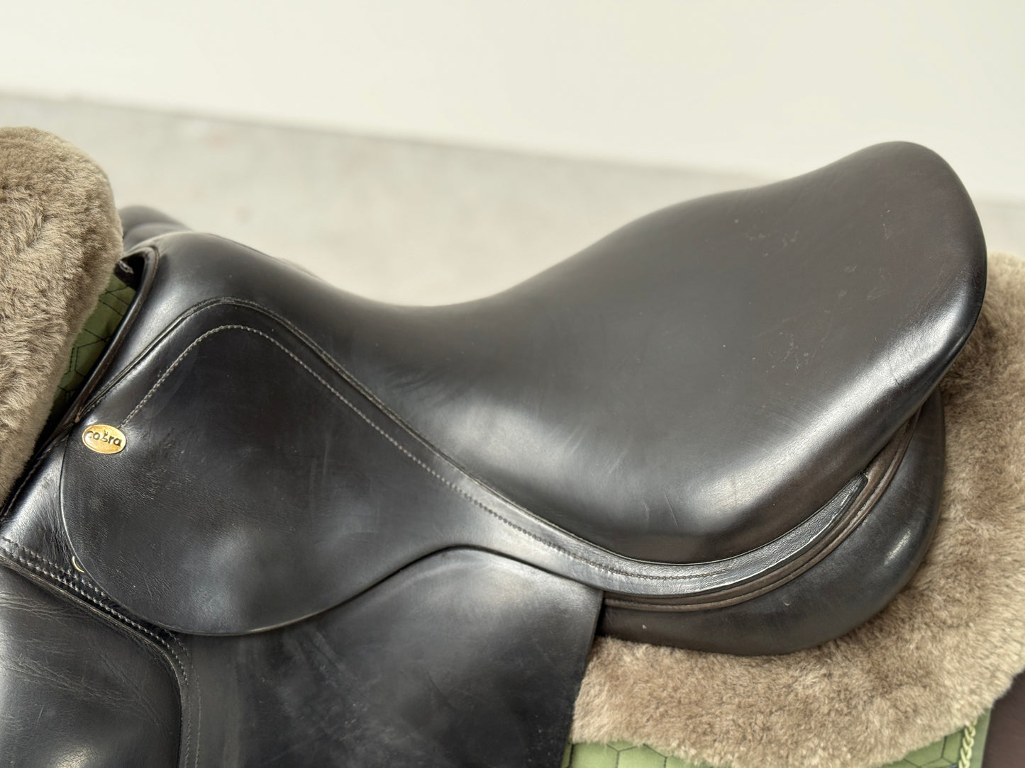 Cobra Dressursattel 17,5 Zoll halbtief & kurz