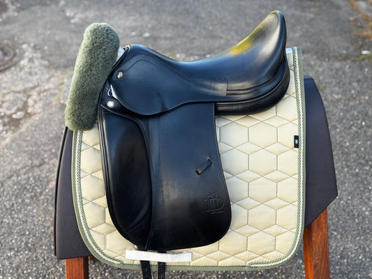 #106 Prestige D1 Dressursattel 18 Zoll M