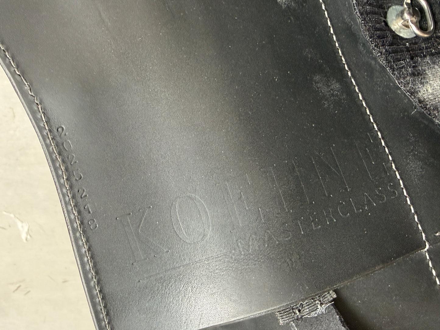 Luisa Koehne Masterclass Dressursattel 18 Zoll schwarz mit Glitzerspiegel