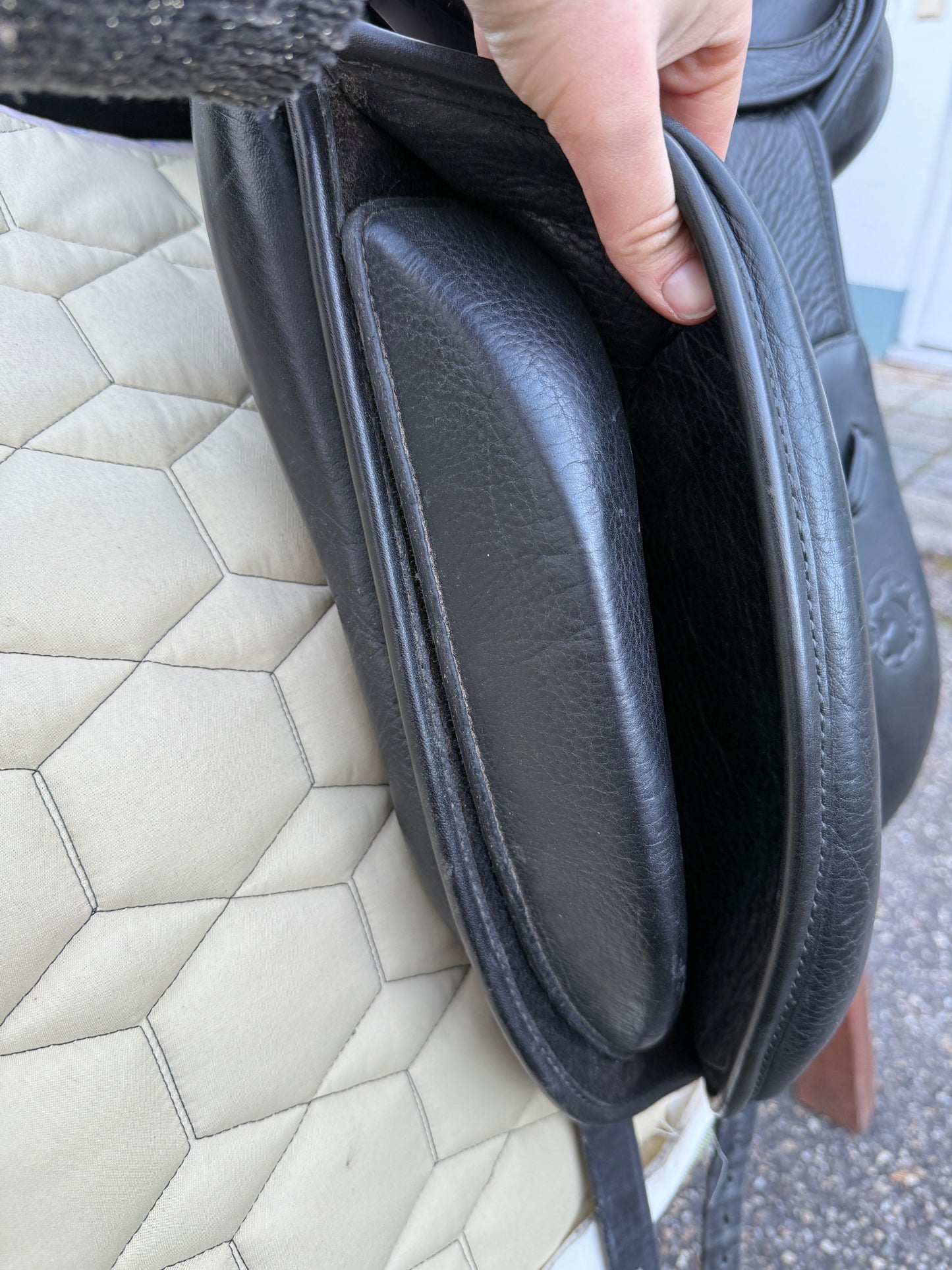 #225 Hennig Dressursattel Monoblatt 17,5 Zoll Klettpauschen