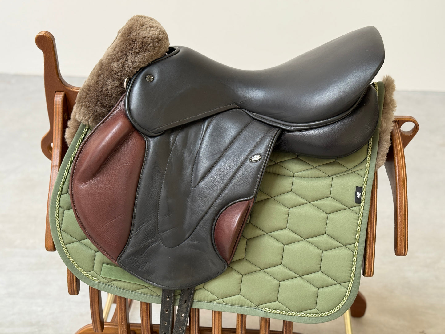 WOW Springsattel Eventingsattel 17,5 Zoll Monoblatt Luftkissen