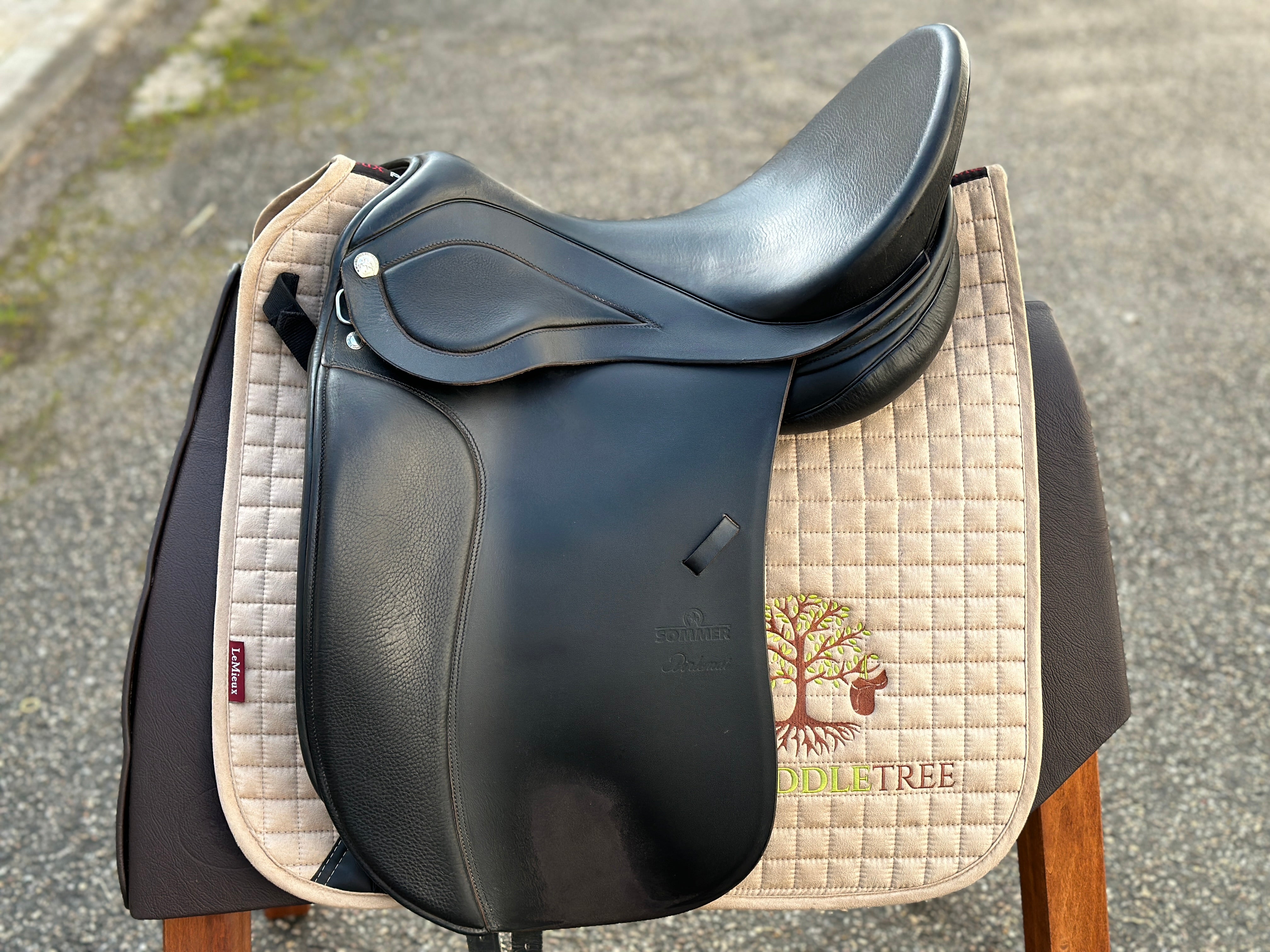 Sommer Diplomat Dressursattel 18 Zoll Protection Compact Kissen schwar ...