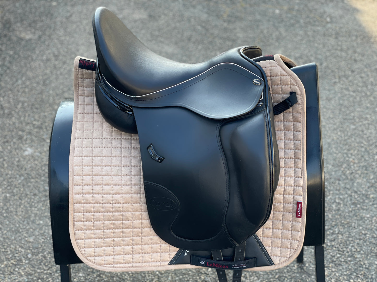 Silla de doma Velicea Coral 17 pulgadas NUEVA