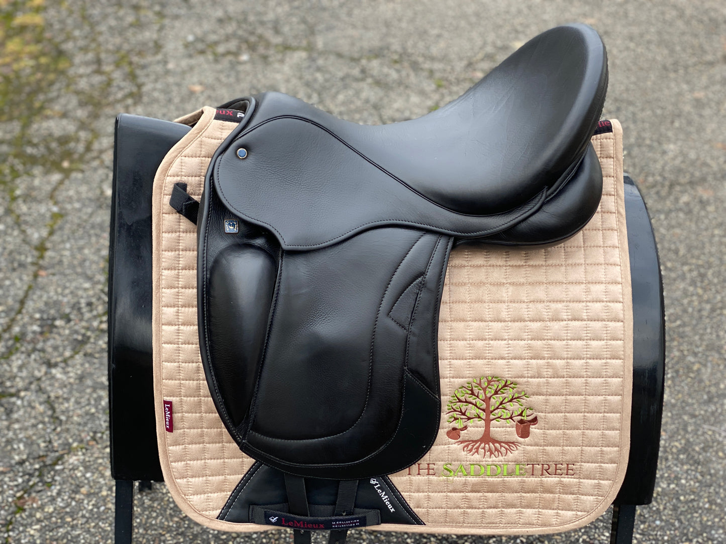 Stübben Centurion dressage saddle 18 inches with Magic Tack inlay mono flap