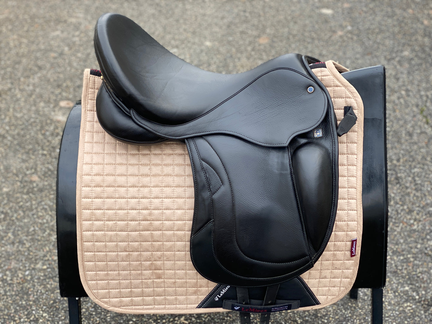 Stübben Centurion dressage saddle 18 inches with Magic Tack inlay mono flap