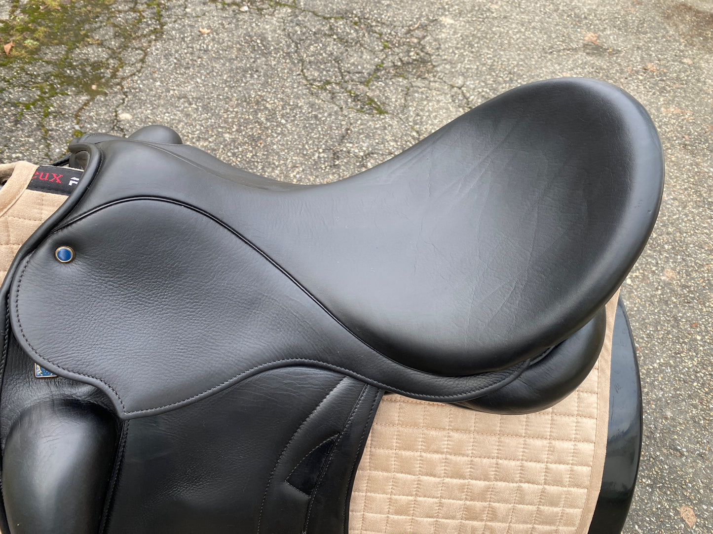 Stübben Centurion dressage saddle 18 inches with Magic Tack inlay mono flap