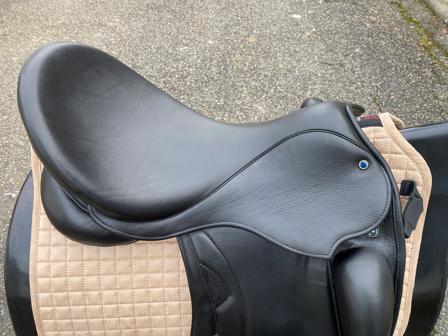 Stübben Centurion dressage saddle 18 inches with Magic Tack inlay mono flap