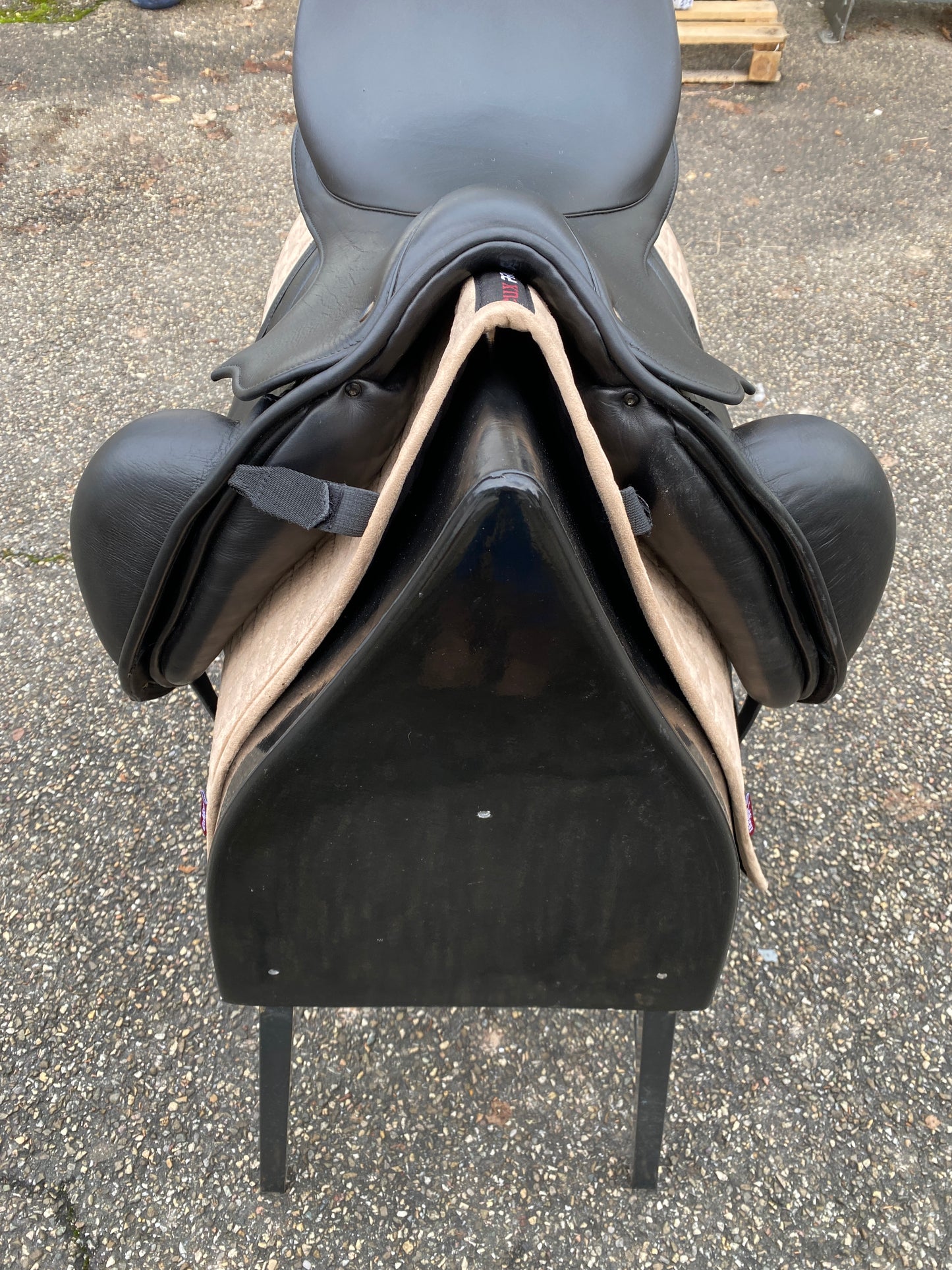 Stübben Centurion dressage saddle 18 inches with Magic Tack inlay mono flap